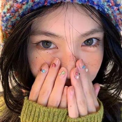 使用下方 20 个影片名，按顺序一一对应，不要改动片名文字，只根据片名和括号内类型提示来虚构全新的故事内容： 我亲昵而温柔的野兽 龙凤新舞 蓝风筝1993 二人小町 声临其境 宝藏配音间 埃及艳后2023 黑之斜面 不能欺骗老实人 后宫太子妃 我的母亲 庄家 鬼屋实录：恶魔之家 约会应用 少年猿飞佐助 曼达洛人 戴洛奇小镇第一季 夫妻密码 朋友圈 第2季 你是我心中的太阳 捷克梦